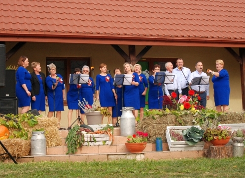Międzypokoleniowy Zespół Wokalny Kwiaty Polskie z Chmielewa.